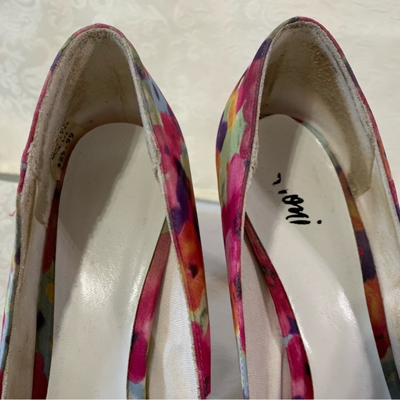 Fioni heels, 8.5, multi colored cloth over man made material - Picture 3 of 6